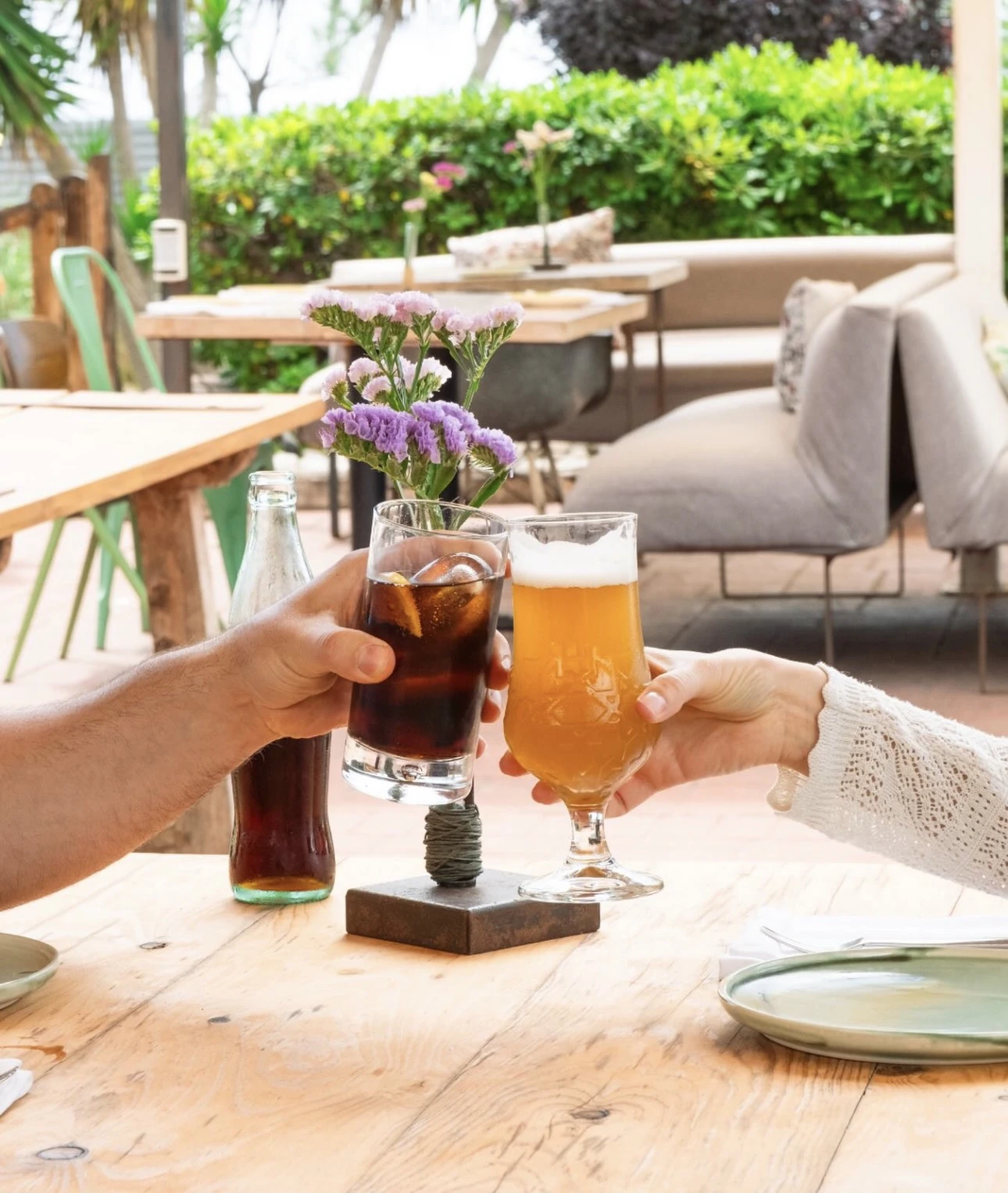 Brindis con cerveza y cola en la terraza de Pez Bomba