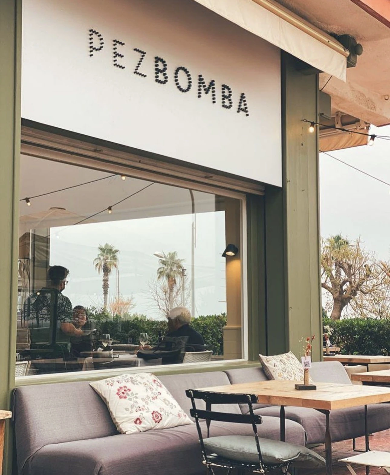 Fachada de Pez Bomba con su rótulo de puntos y la terraza