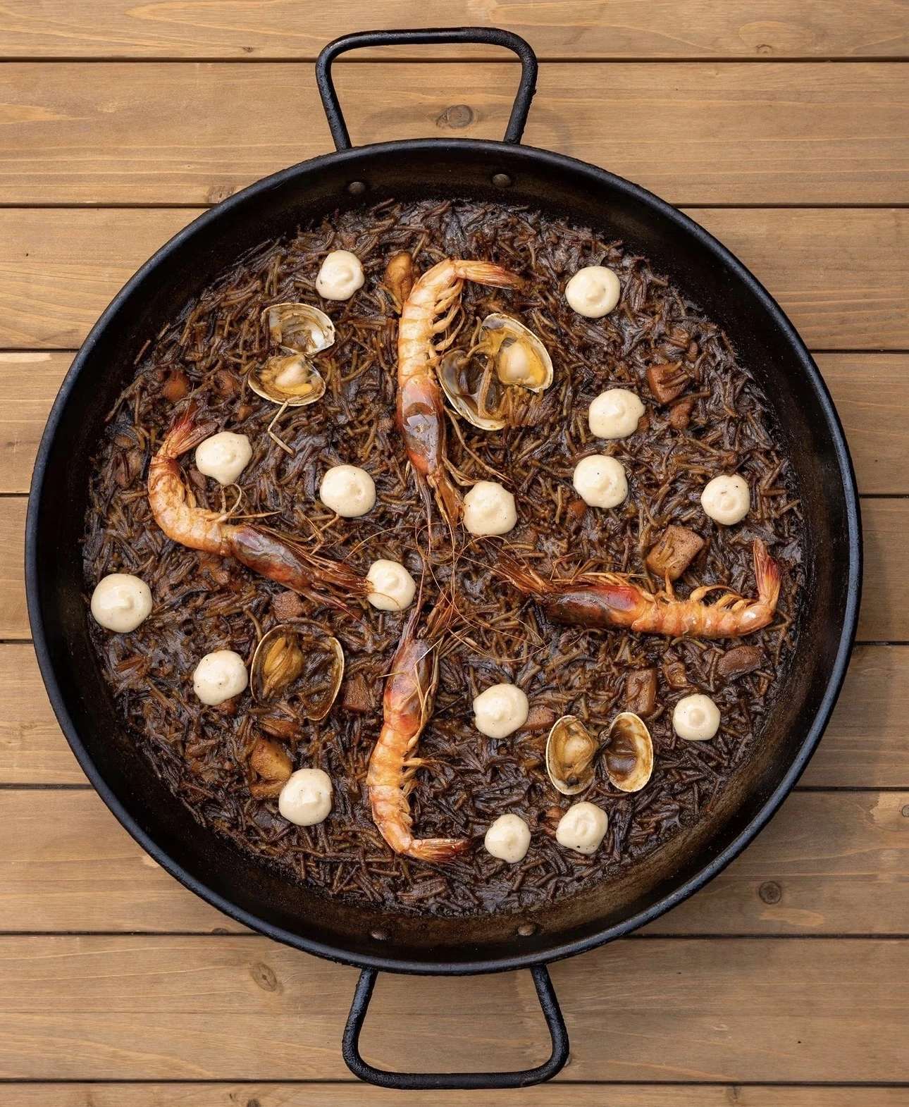 Arroz negro de pulpo y gamba roja en paellera