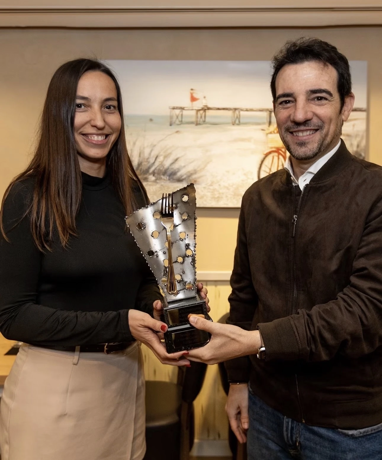 Ingrid, de Pez Bomba, recogiendo el trofeo Tenedor de Oro