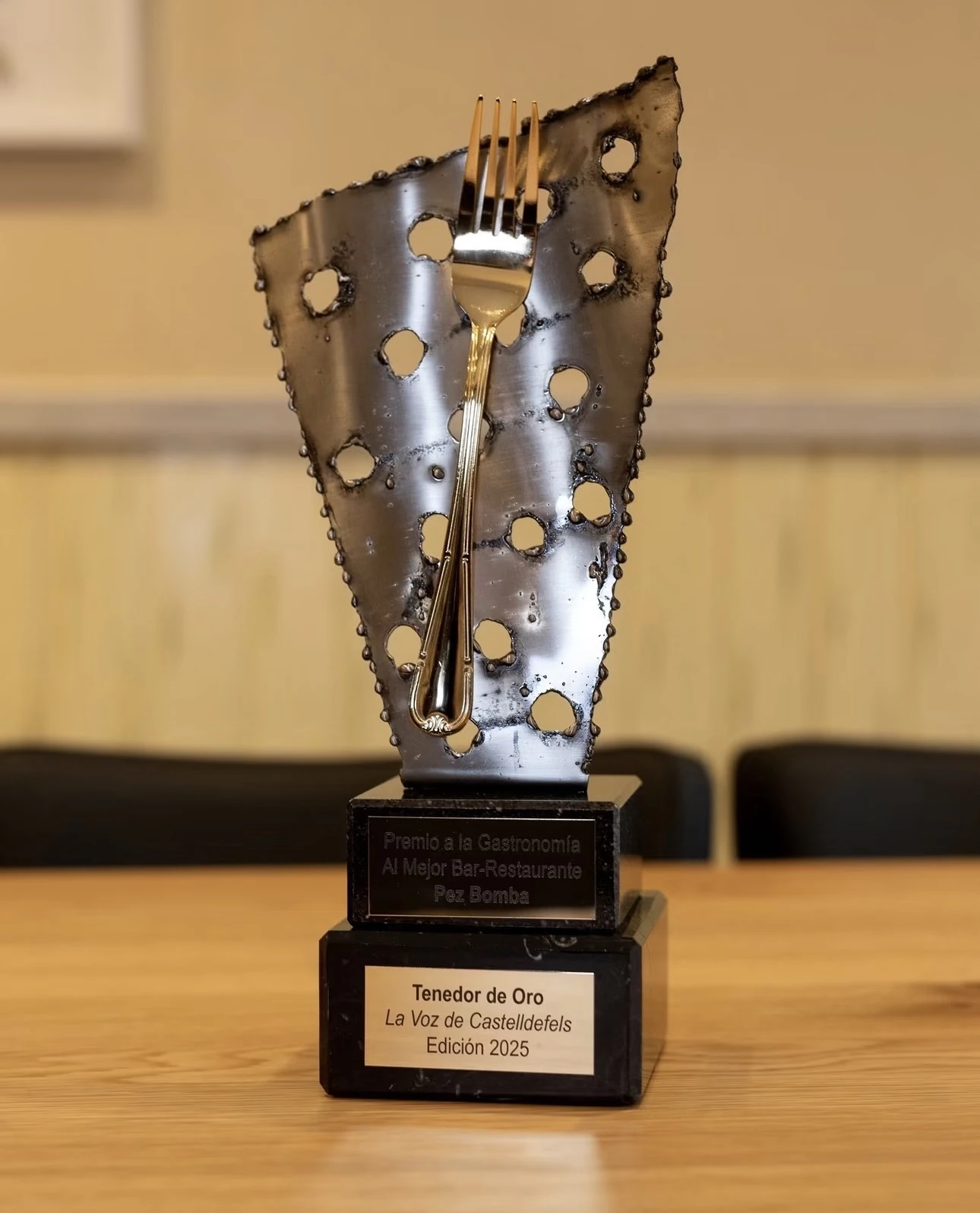 Trofeo Tenedor de Oro de La Voz de Castelldefels 2025 al Mejor Bar-Restaurante Pez Bomba