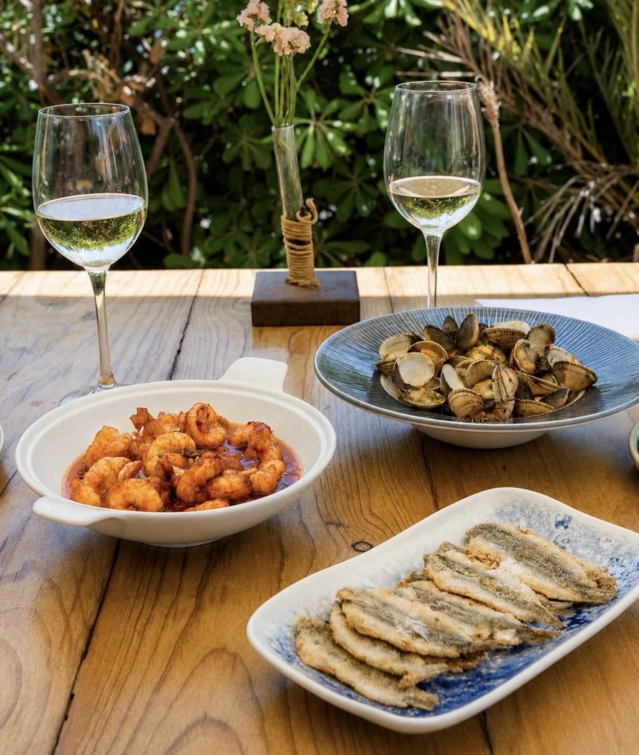 Gambitas, anchoas fritas y almejas para compartir